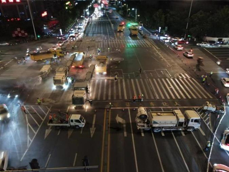 周密部署保路暢通 通宵奮戰(zhàn)圓 滿完工——我公司連夜完成文峰大道與東風(fēng)路交叉路口病害治理搶修突擊任務(wù)